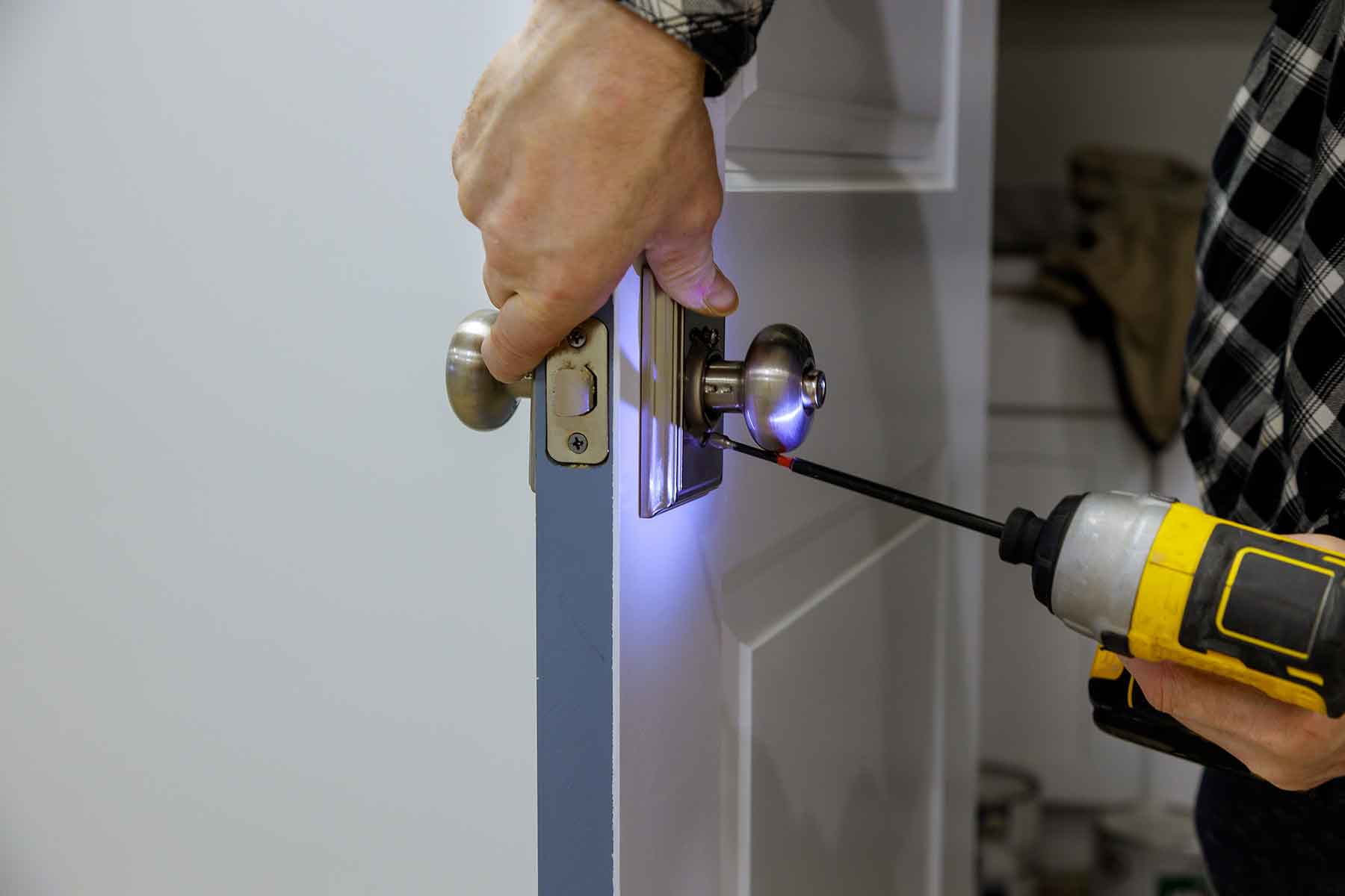 maintenance-in-the-apartment-woodworker-hands-is-i-XAPYUBJ