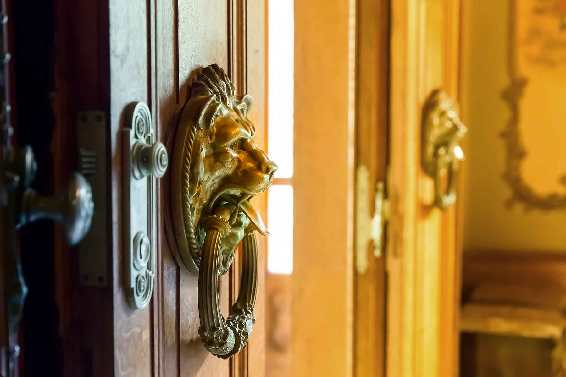 wooden-doors-P8TYLK4